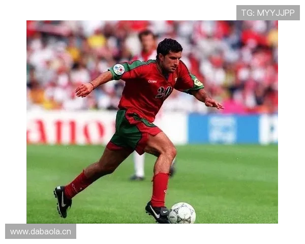 菲戈在巴萨时期表现稳健，奠定其世界级边锋地位