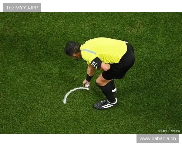 间接任意球发出后二次触球，为何直接判对方发球？